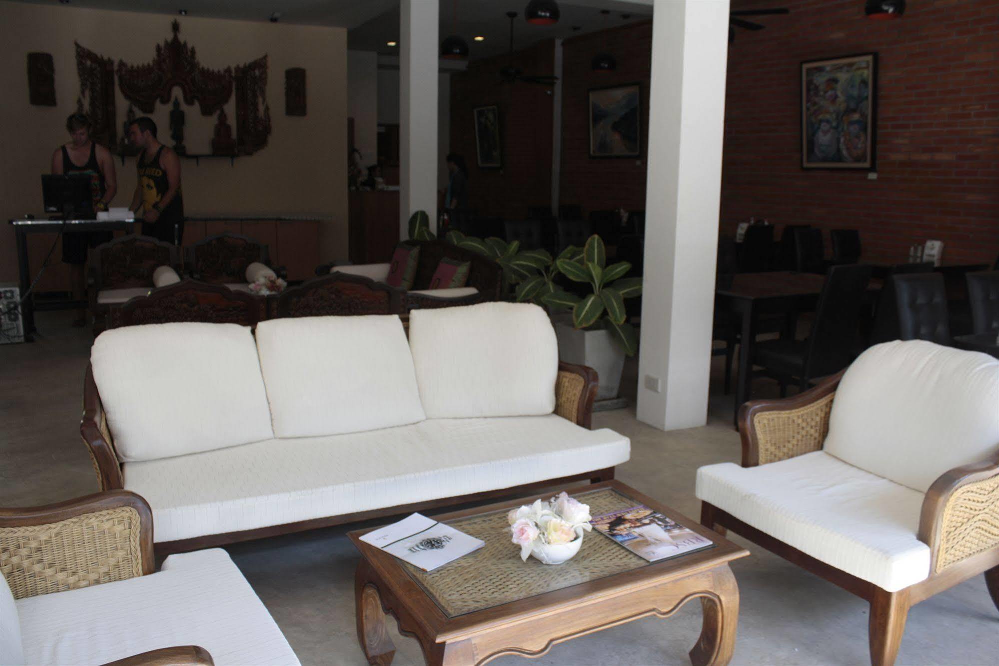 Roongruang Hotel Chiang Mai Buitenkant foto